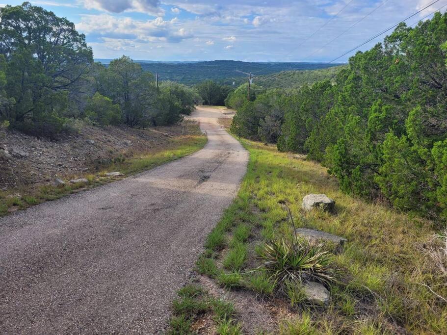 Entire 2Br 2Ba Hilltop View Home Sleeps 7 Pets 4 Acres Jacuzzi Central Ac Kingbeds Free Wifi-Parking Kitchen Washerdryer Starry Terrace Two Sunset Dining Patios Grill Stovetop Oven Fridge Onsitewoodedhiking Wildlife Coveredpatio4Pets & Birds Singing! Marble Falls Exterior foto